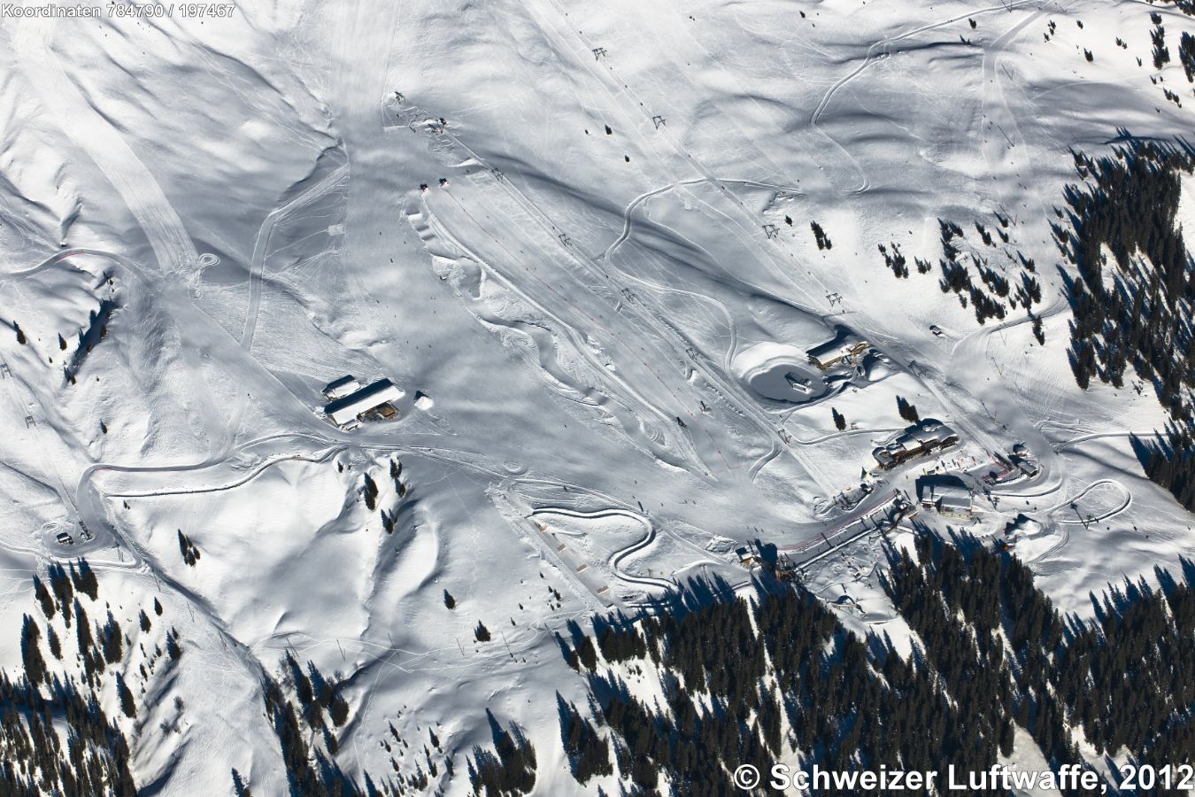Skigebiet Davos Madrisa: rechte Bildmitte: Transportbahnen nach Klosters (gegen rechte untere Bildecke), nach Schaffürggli und Saaser Alp (an den obern Bildrand); Alphütte Untersäss (Bildmitte rechts), sowie Lift nach Obersäss (links im Bild).